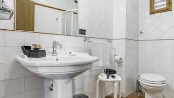 Douche, sĂšche-cheveux, bidet, serviettes fournies