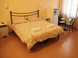 Schreibtisch, schallisolierte Zimmer, Bügeleisen/Bügelbrett