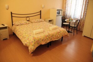 Schreibtisch, schallisolierte Zimmer, Bügeleisen/Bügelbrett