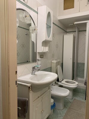 Basic Double Room | Bathroom