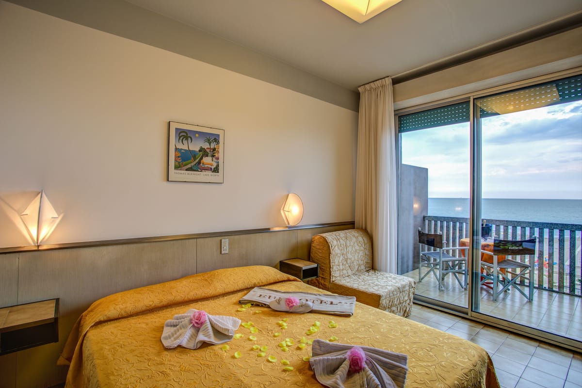 Deluxe kamer, 1 twee- of 2 eenpersoonsbedden, 1 tweepersoonsbed of 2 eenpersoonsbedden | Een kluis op de kamer, een bureau, geluiddichte muren, extra bedden
