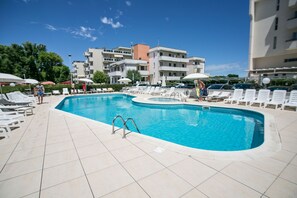 Piscine extérieure (ouverte en saison)