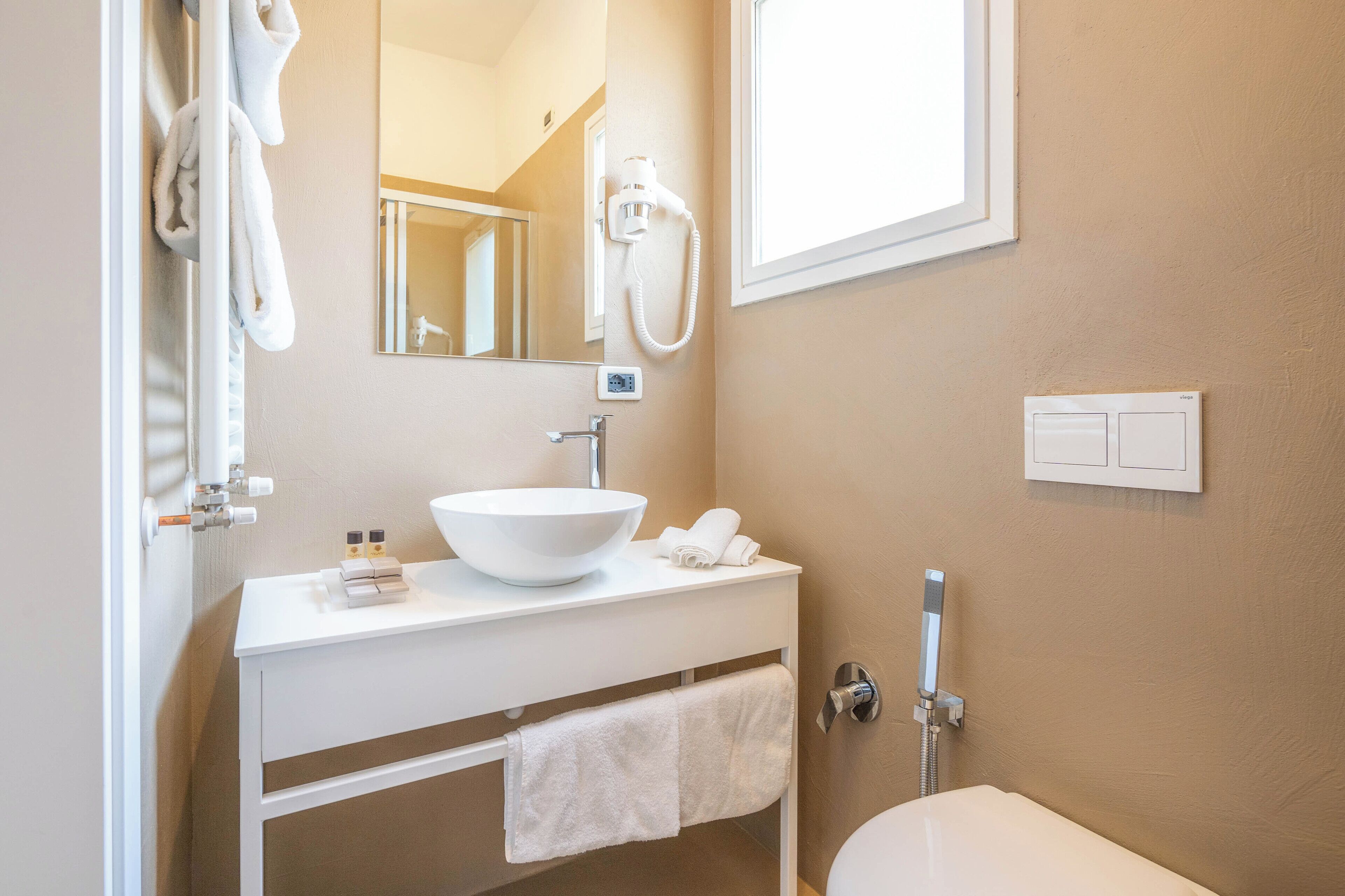 Doccia, set di cortesia gratuito, asciugacapelli, bidet