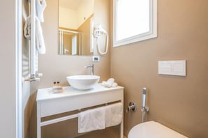 Shower, free toiletries, hair dryer, bidet