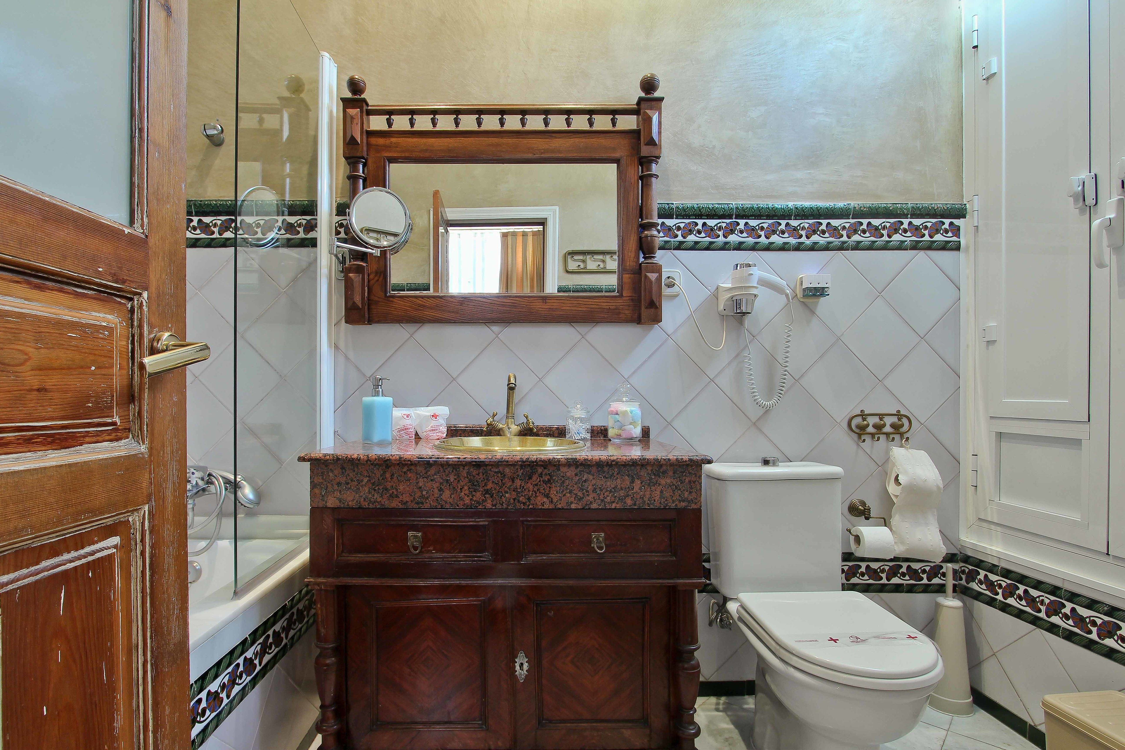 double room | bathroom | combined shower/bathtub, free toiletries, hair dryer, bidet