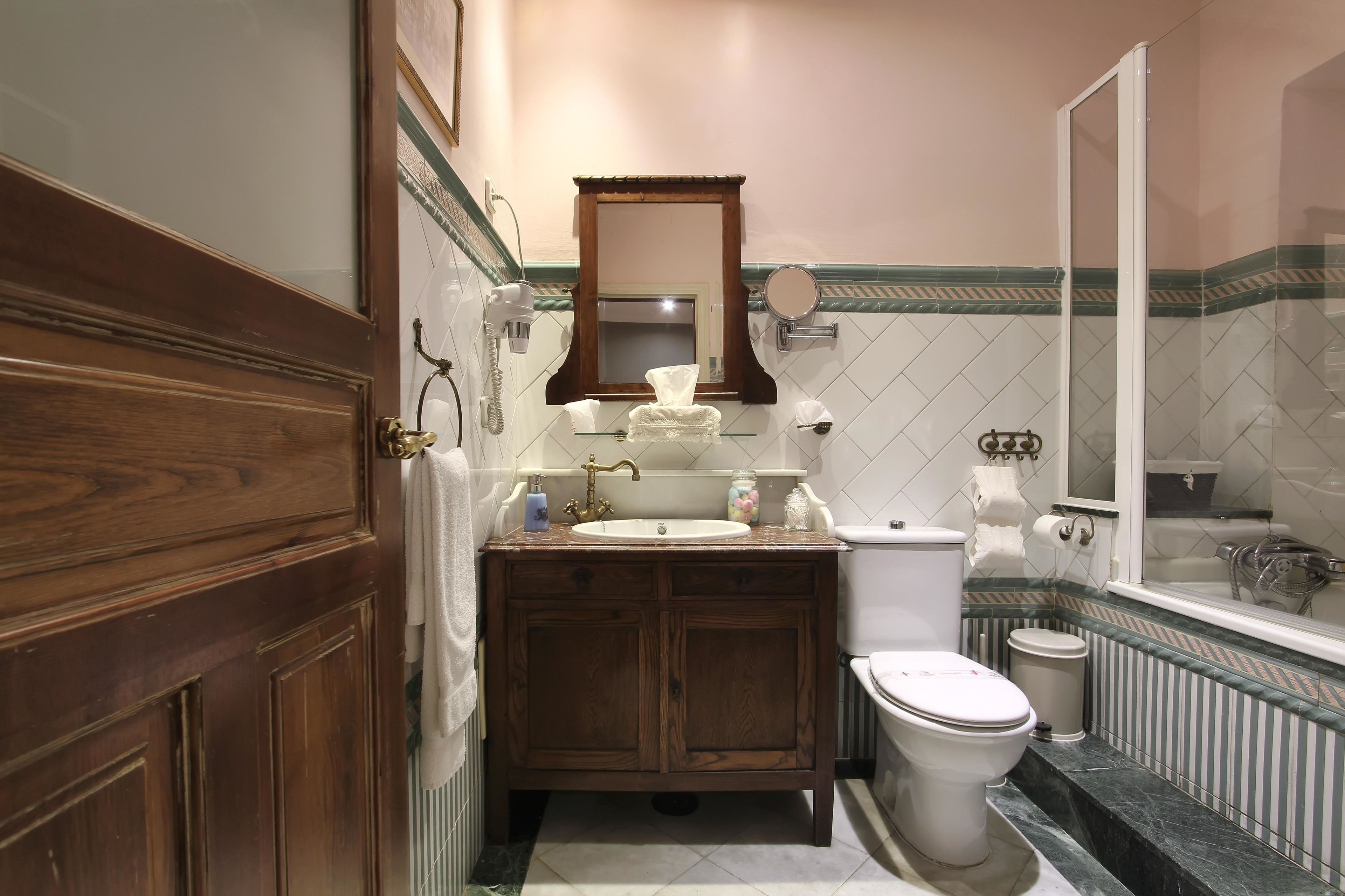 economy double room (interior) | bathroom | combined shower/bathtub, free toiletries, hair dryer, bidet