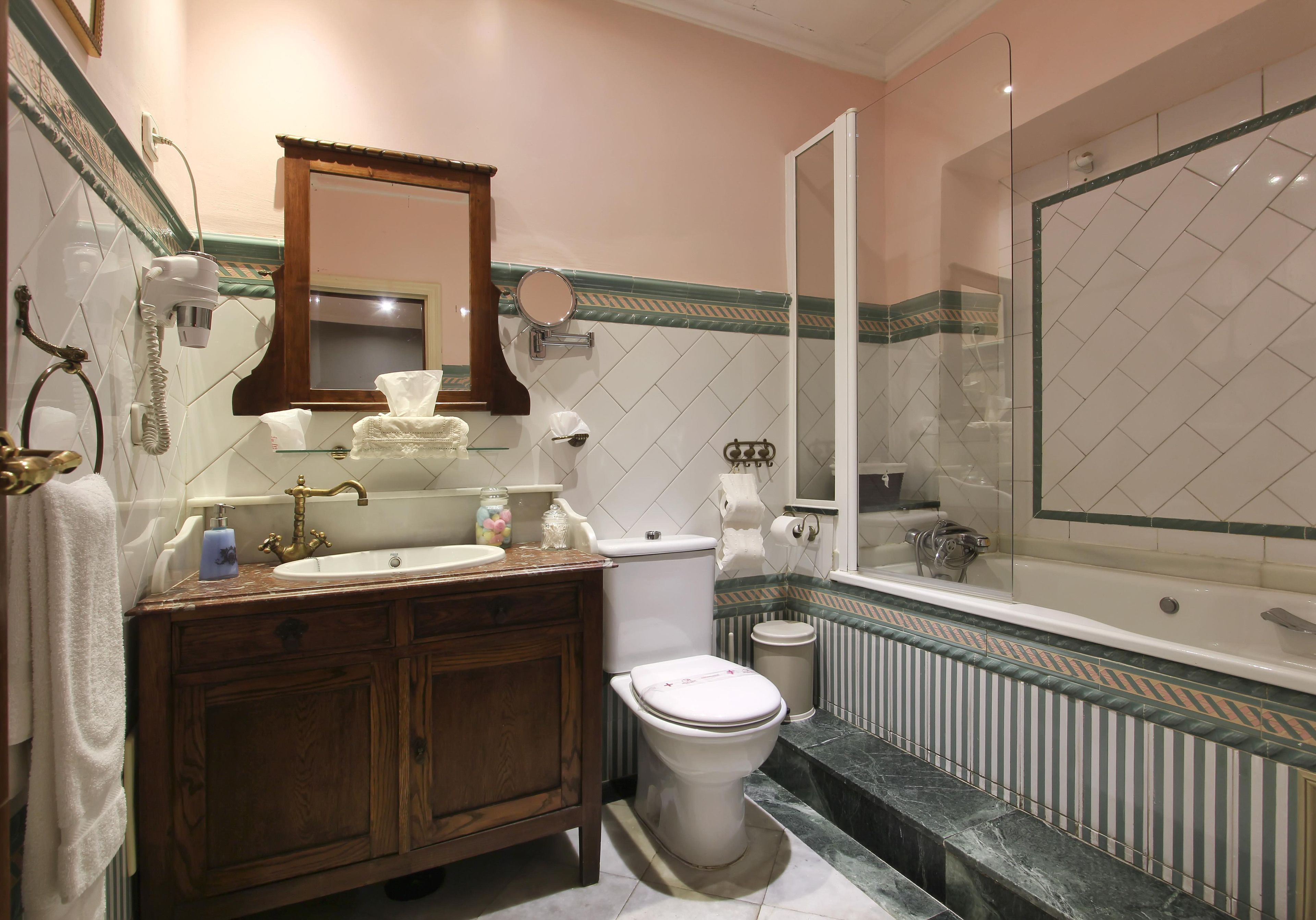 economy double room (interior) | bathroom | combined shower/bathtub, free toiletries, hair dryer, bidet