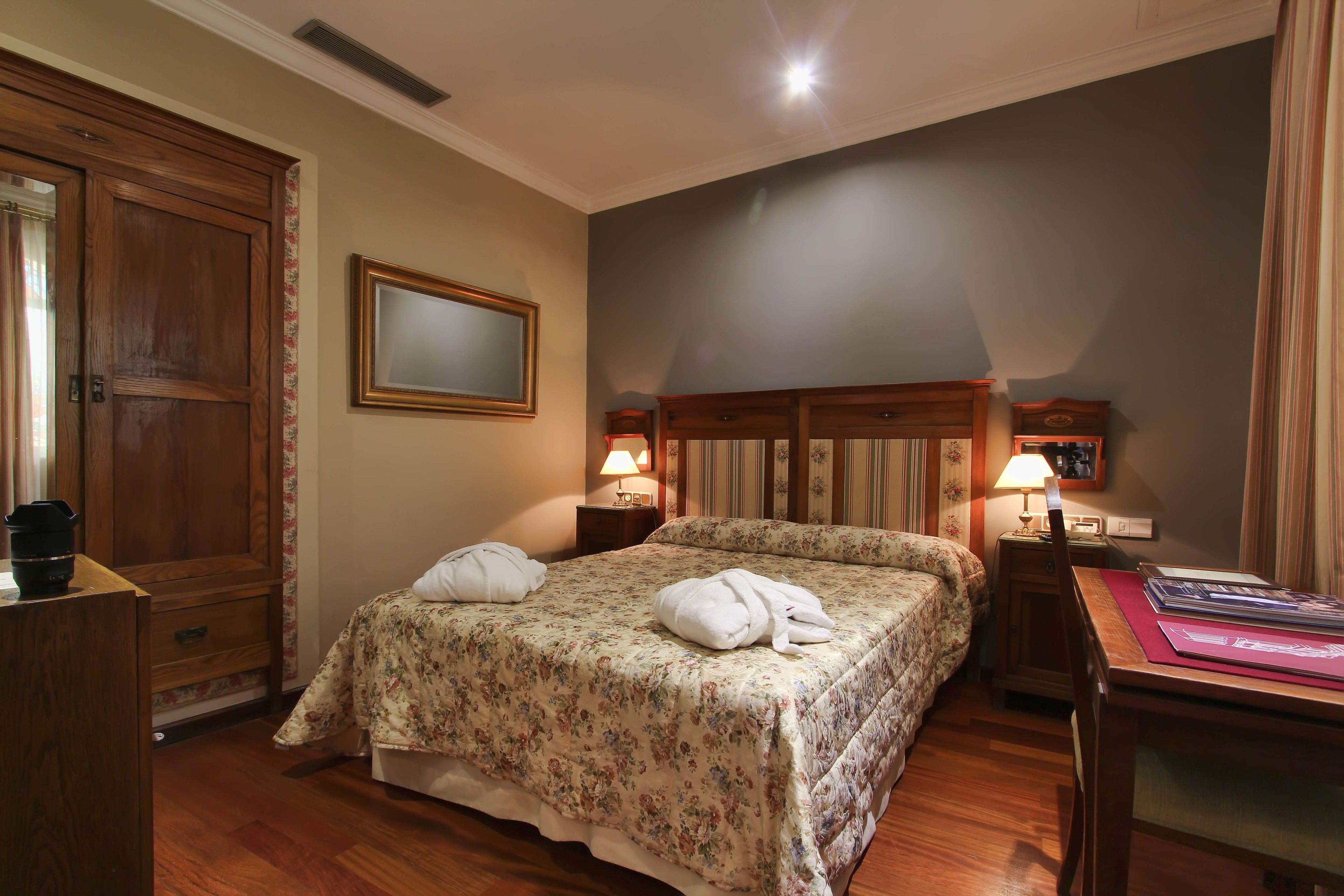 economy double room (interior) | minibar, in-room safe, individually decorated, individually furnished