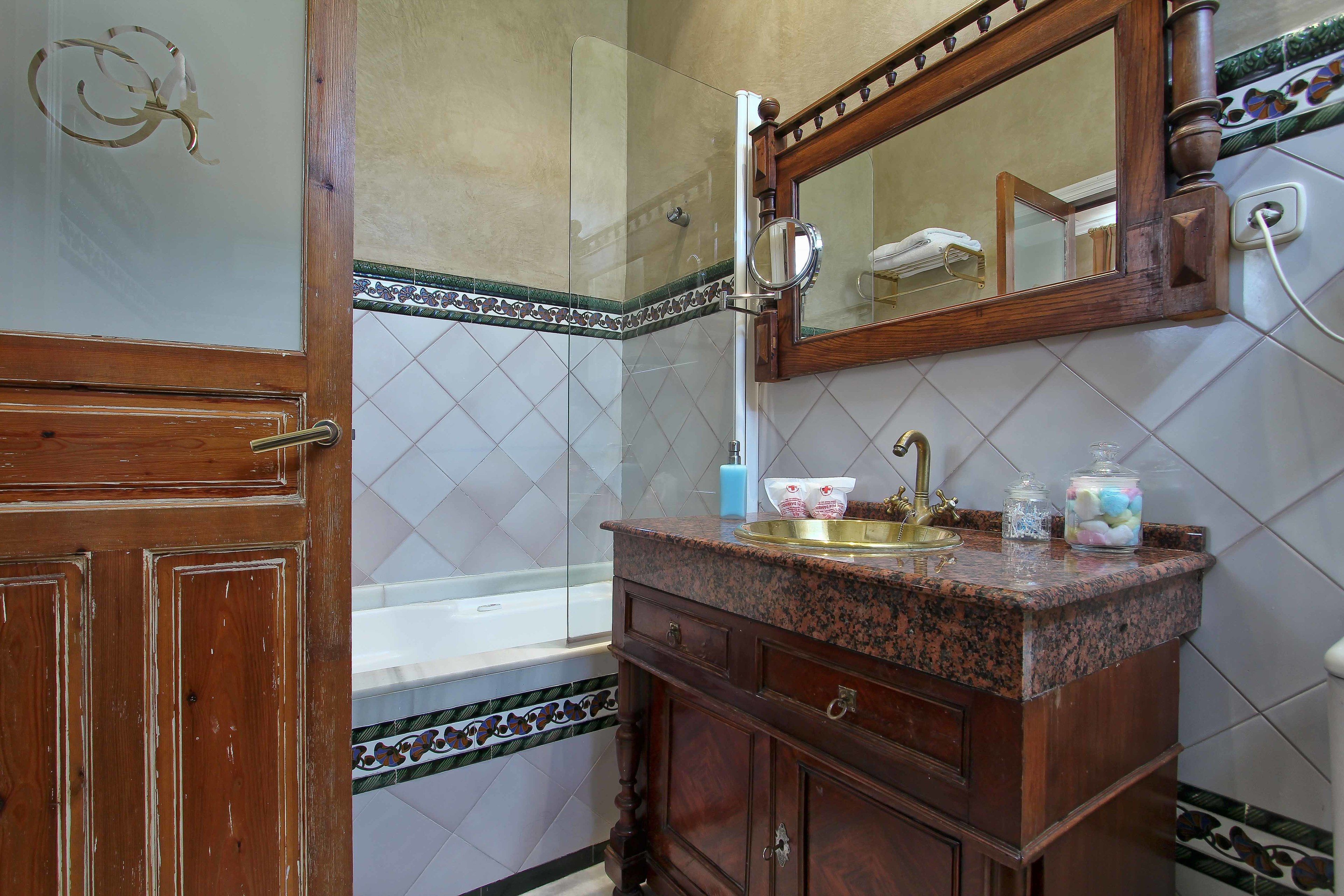 double room | bathroom | combined shower/bathtub, free toiletries, hair dryer, bidet