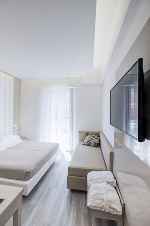 In-room safe, desk, soundproofing, cribs/infant beds - Hotel Stella d'Oro (Rimini)
