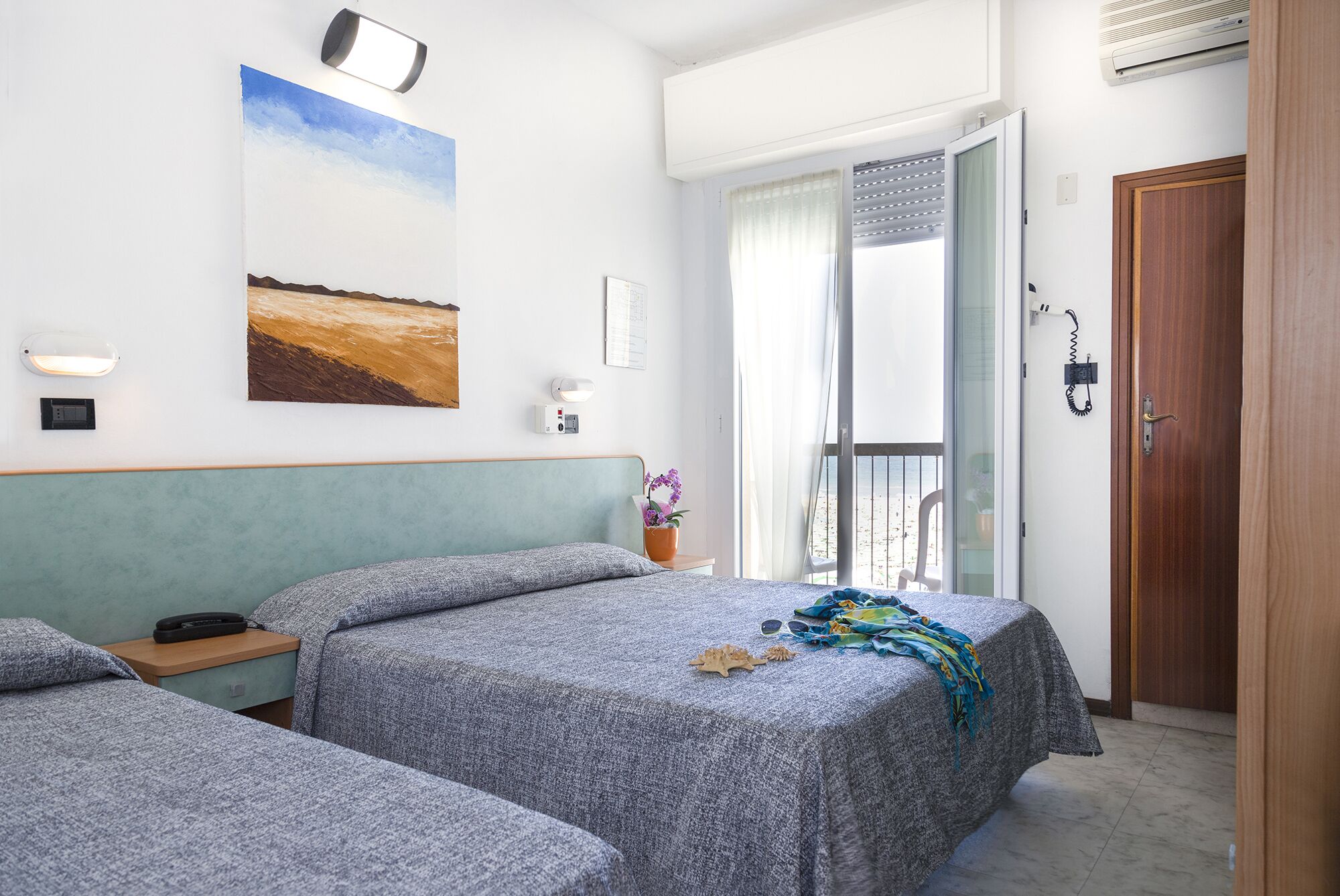 Quarto triplo | Cofres nos quartos, escrivaninha