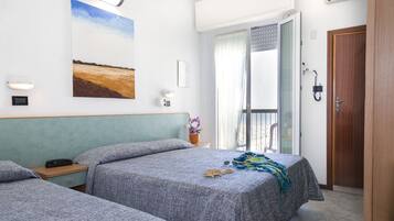 Quarto triplo | Cofres nos quartos, escrivaninha