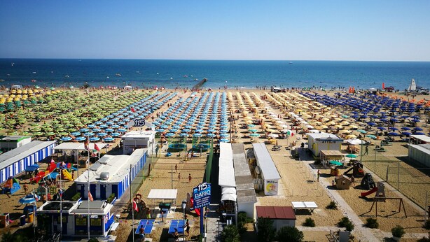 A beach with numerous umbrellas and beachgoers. - Hotel Haway (Cattolica)
