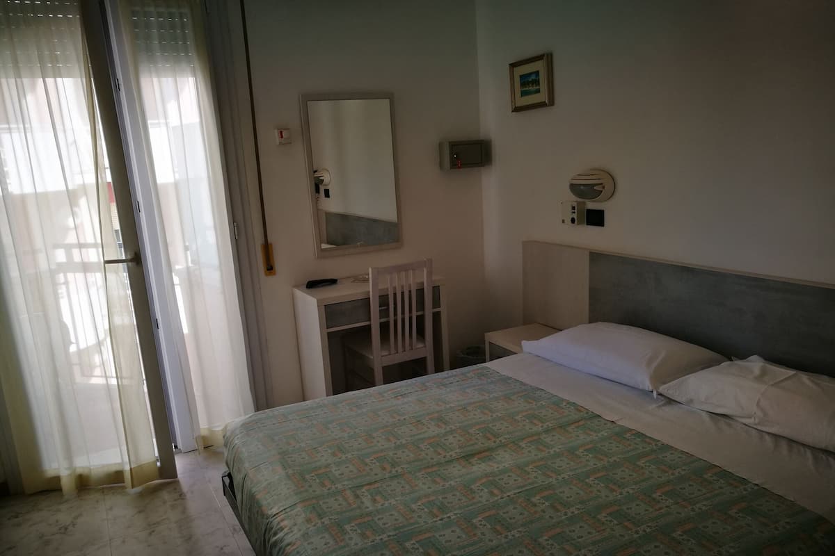 Una cassaforte in camera, una scrivania