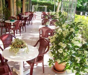 Outdoor dining - Hotel Haway (Cattolica)