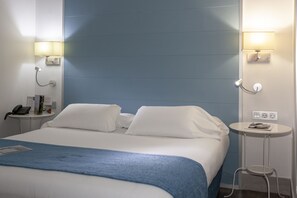 In-room safe, blackout drapes, soundproofing, free cribs/infant beds - Hotel AACR Monteolivos (Seville)