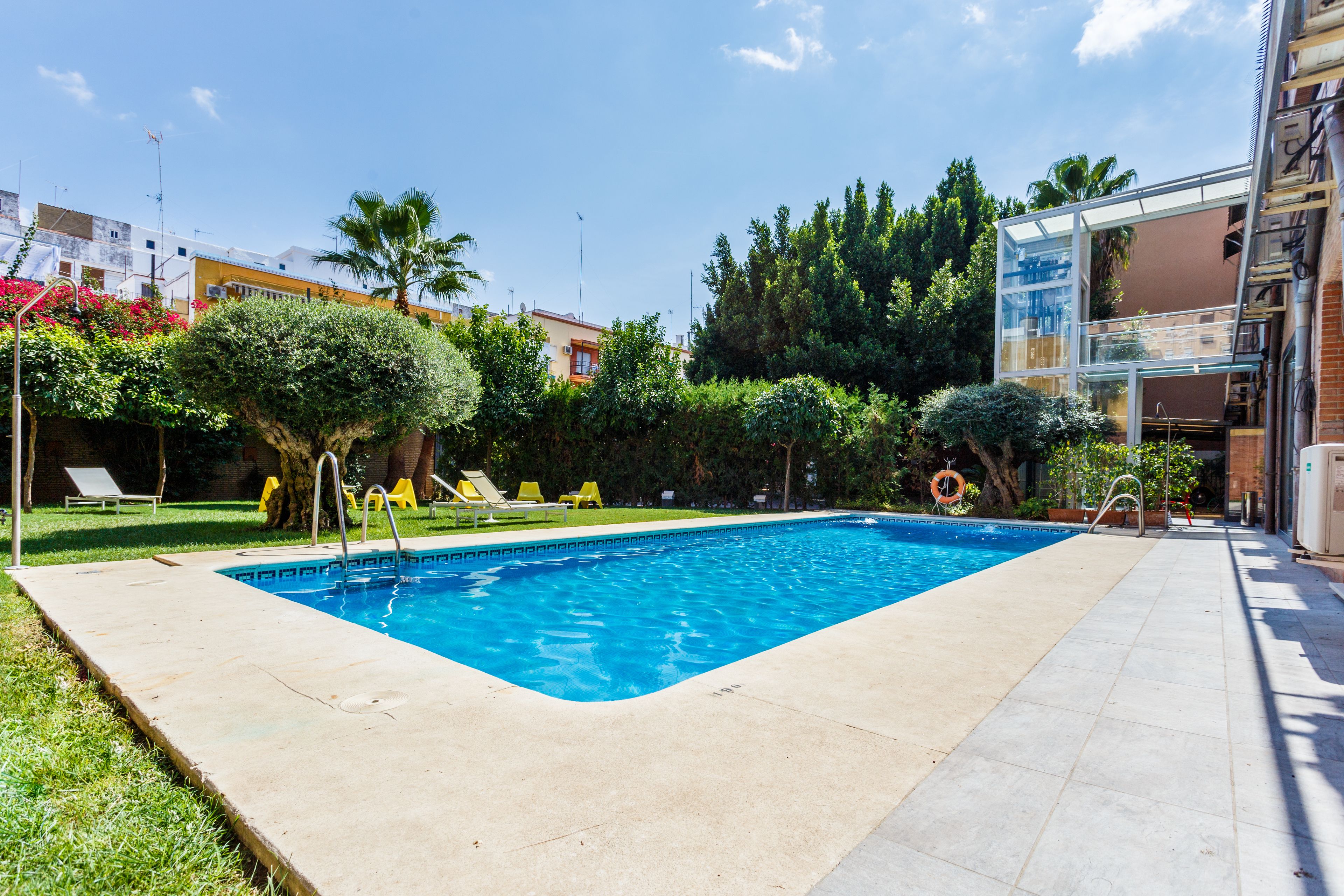 สระว่ายน้ำกลางแจ้งเปิดตามฤดูกาล, เก้าอี้อาบแดดริมสระ