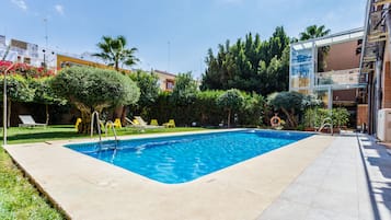 Piscina a l'aire lliure de temporada (horari: 10:30-21:30) i gandules