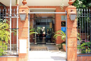 Property entrance - Hotel AACR Monteolivos (Seville)