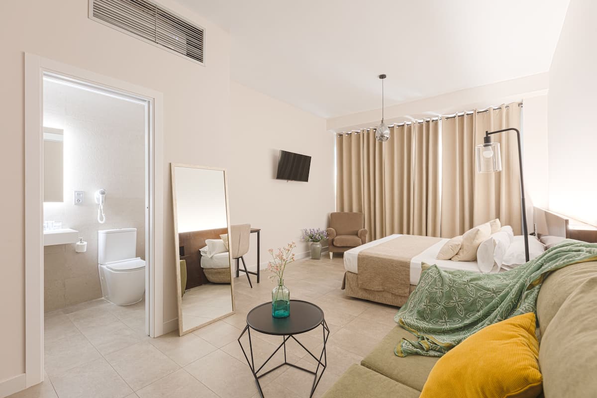 Standard Quadruple Room | In-room safe, blackout curtains, soundproofing, free cots/infant beds