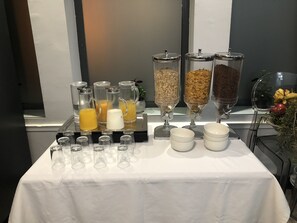 Daily buffet breakfast for a fee - Hotel AACR Monteolivos (Seville)