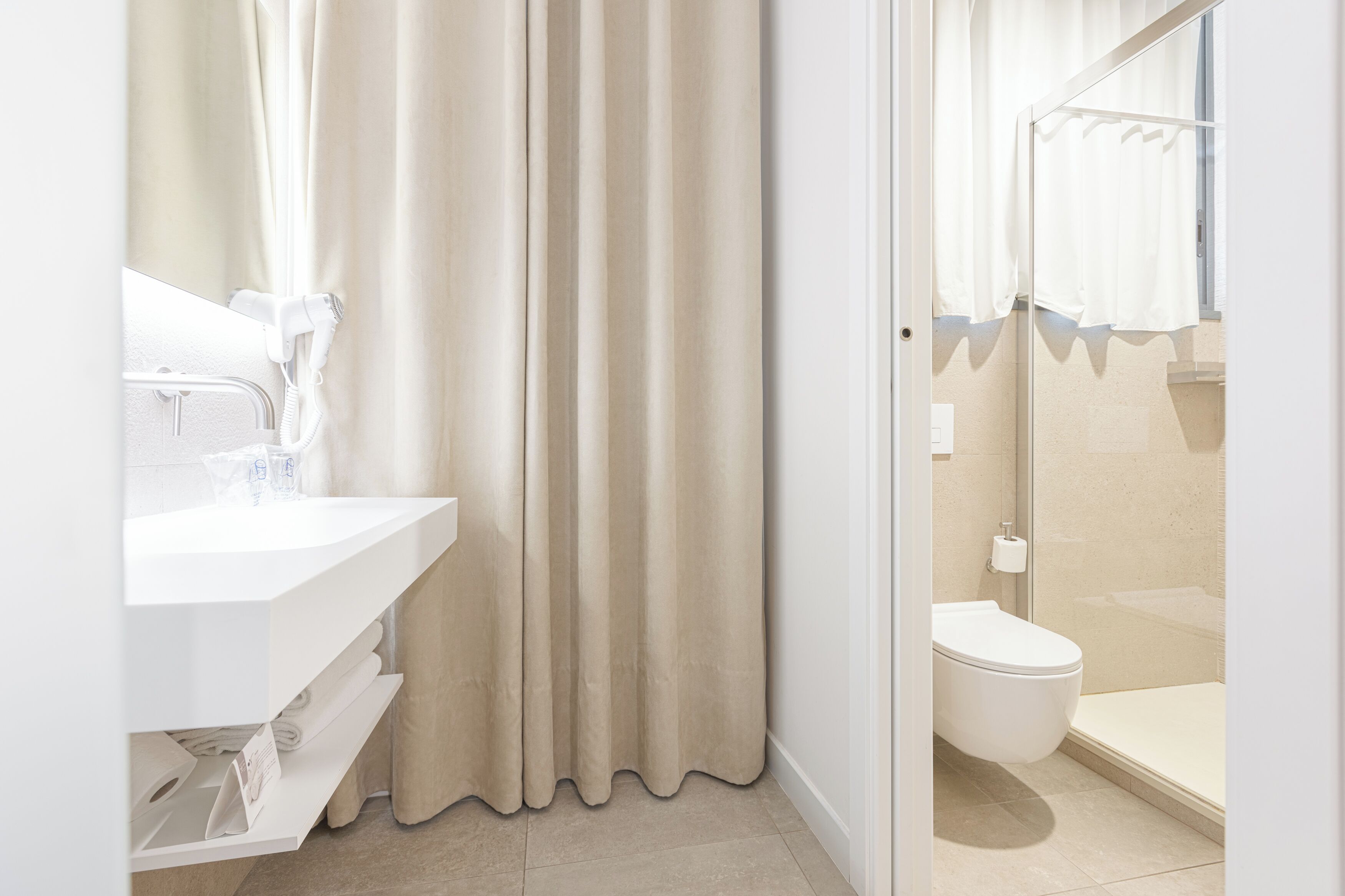 Ein Badezimmer mit Dusche, Toilette und Waschbecken.