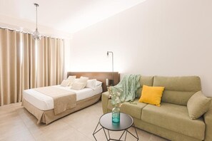 In-room safe, blackout curtains, soundproofing, free cots/infant beds - Hotel AACR Monteolivos (Seville)