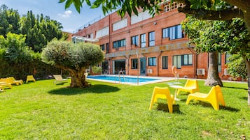 Piscina a l'aire lliure de temporada (horari: 10:30-21:30) i gandules