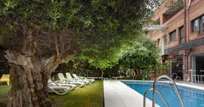 Seasonal outdoor pool, open 10:30 AM to 9:30 PM, sun loungers - Hotel AACR Monteolivos (Seville)