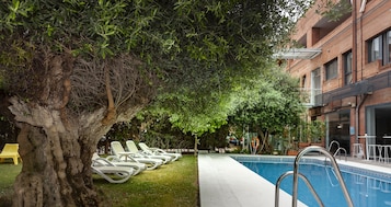 Alberca al aire libre por temporada y camastros