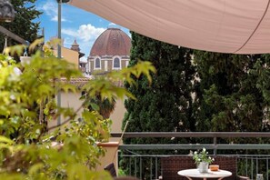 Outdoor dining - Hotel Azzi (Florence)