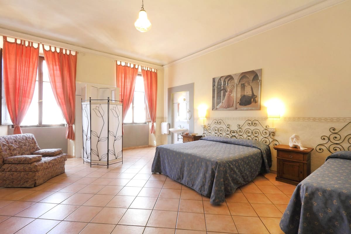 Double Room, Ensuite | In-room safe, desk, blackout curtains, iron/ironing board