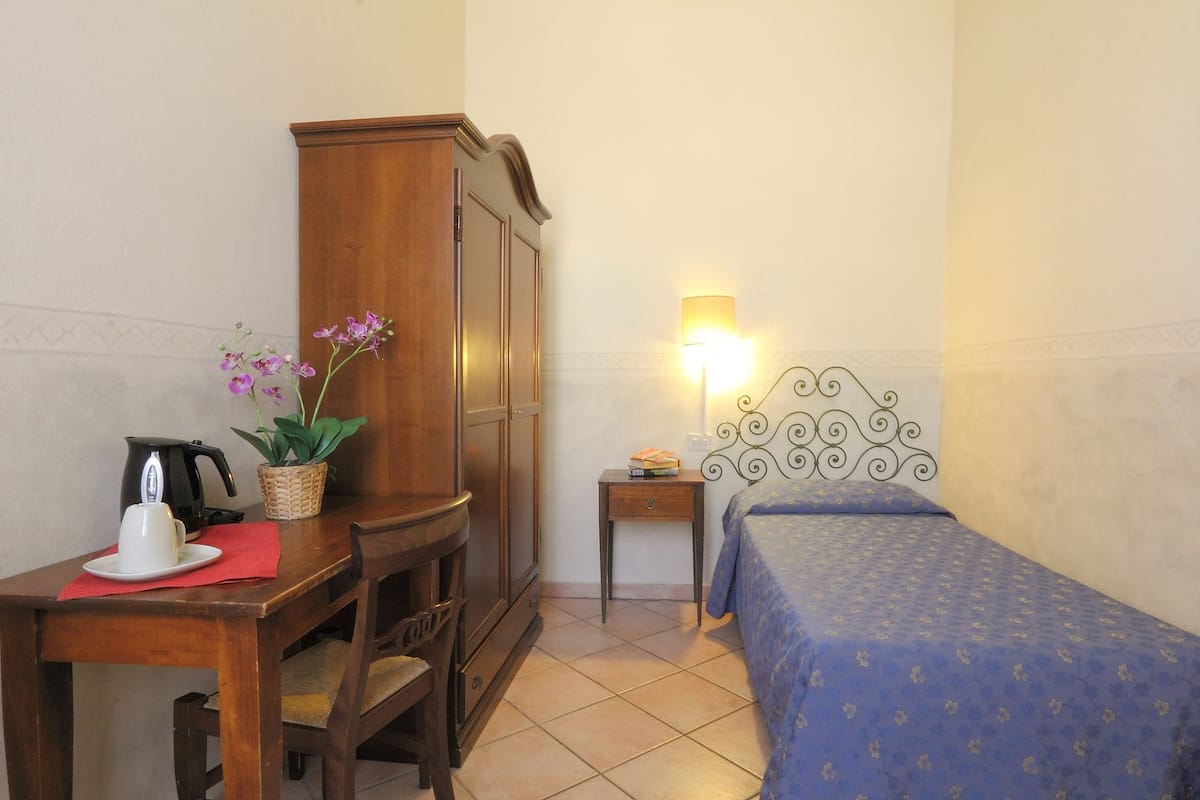 Single Room, Shared Bathroom | In-room safe, desk, blackout curtains, iron/ironing board