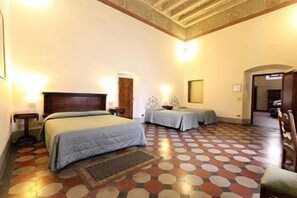 In-room safe, desk, blackout curtains, iron/ironing board - Hotel Bavaria (Florence)