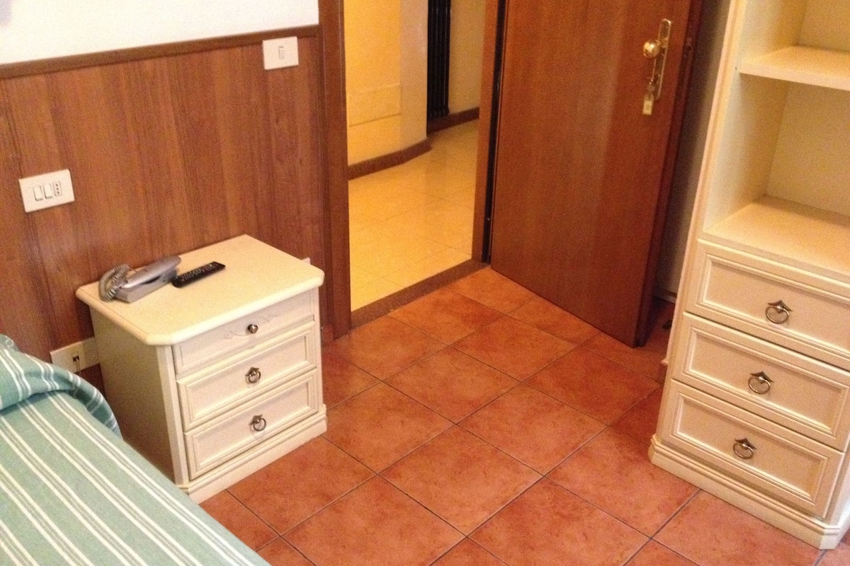 standard single room, ensuite | hypo-allergenic bedding, select comfort beds, desk, soundproofing