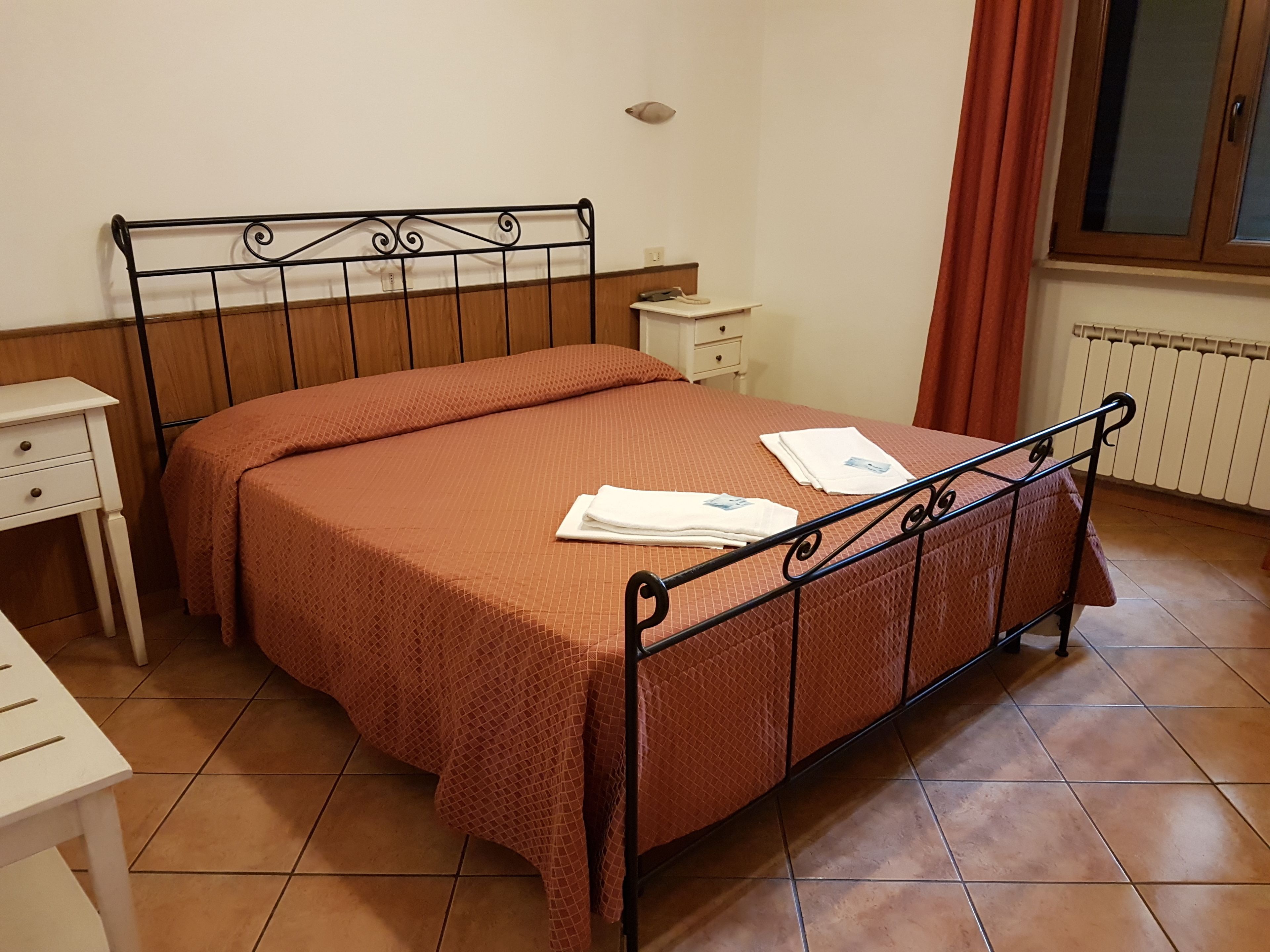 standard double room, ensuite | hypo-allergenic bedding, select comfort beds, desk, soundproofing