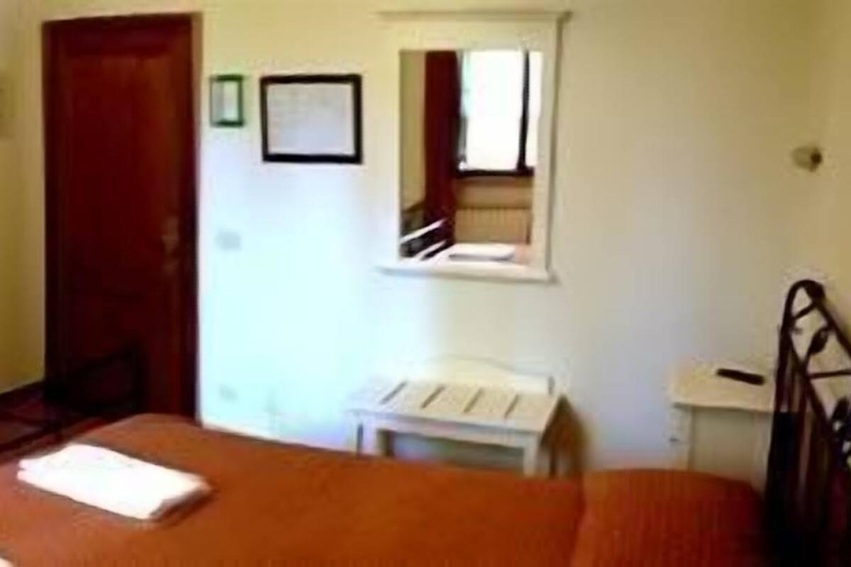 Standard Triple Room, Ensuite | Hypo-allergenic bedding, Select Comfort beds, desk, soundproofing