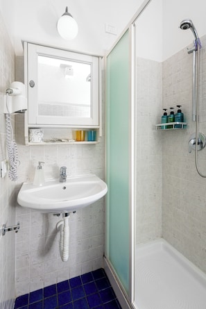 Double Room, Private Bathroom | In-room safe, desk, iron/ironing board, rollaway beds - Hotel Por Santa Maria (Florence)
