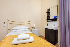 Single Room, Shared Bathroom | In-room safe, desk, iron/ironing board, rollaway beds - Hotel Por Santa Maria (Florence)