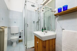 Phòng đôi, phòng tắm riêng | Phòng tắm | Máy sấy tóc, dép đi trong nhà, chậu vệ sinh/vòi rửa, khăn tắm