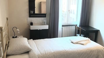 單人房, 共用浴室 | 房內夾萬、書桌、熨斗/熨衫板、摺床/加床 (收費)