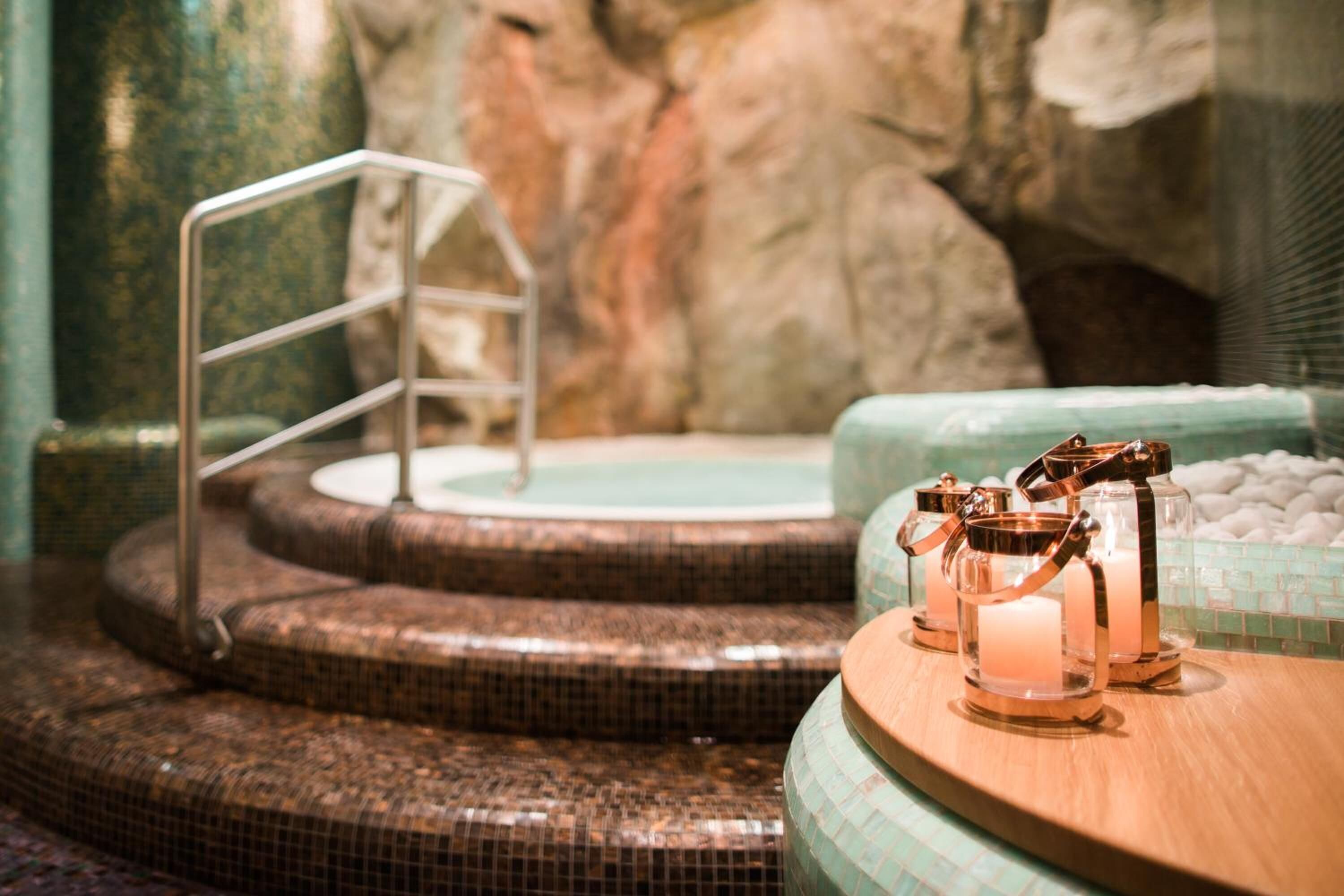 Couples treatment rooms, body treatments, hot stone massages