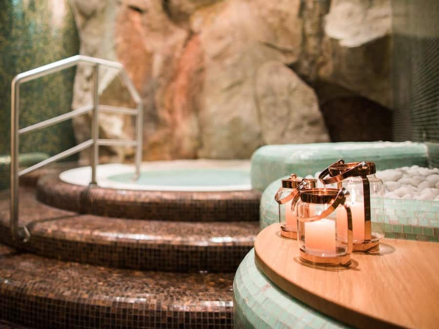 Couples treatment rooms, body treatments, hot stone massages