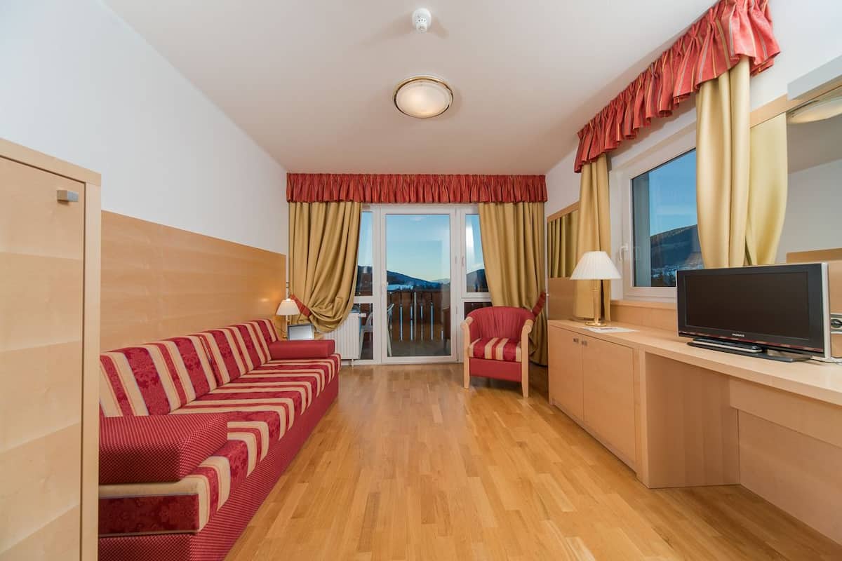Double Room, Balcony | Peralatan tempat tidur hipoalergenik, gebar bulu kapas