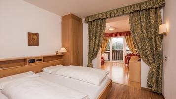 Hypo-allergenic bedding, down duvets, in-room safe, desk
