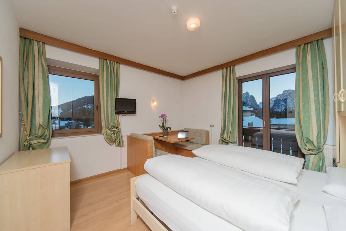 double room | hypo-allergenic bedding, down duvets, in-room safe, desk