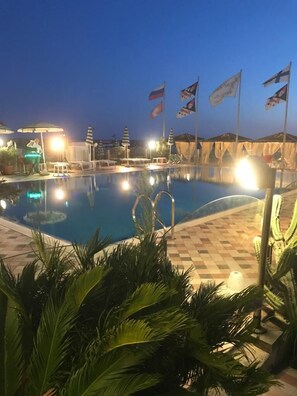 Privatstrand in der Nähe, schwarzer Sandstrand, Strandbar