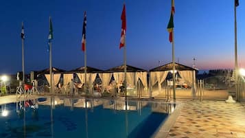 Privatstrand in der Nähe, schwarzer Sandstrand, Strandbar