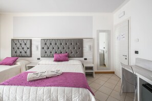 Habitación triple, balcón, vistas al mar | Colchones viscoelásticos, minibar, caja fuerte y escritorio