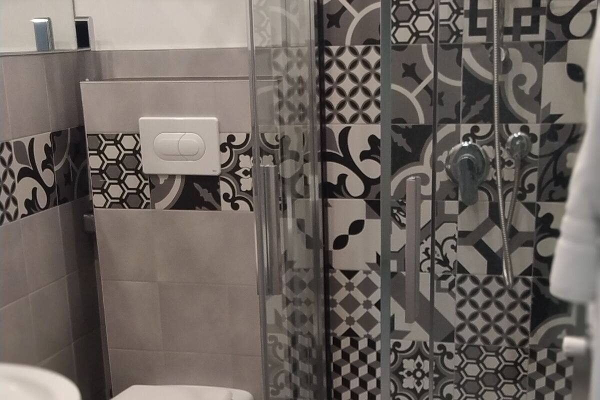 camera matrimoniale/doppia con balcone vista mare con accesso per disabili | bathroom | shower, rainfall showerhead, free toiletries, hair dryer